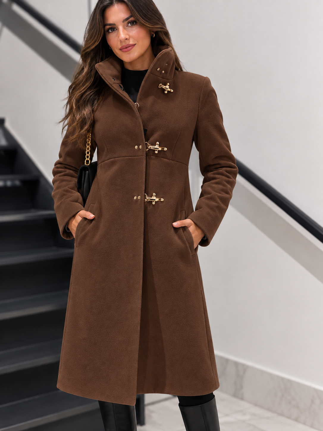 Cappotto Elegance con Chiusure Dorate